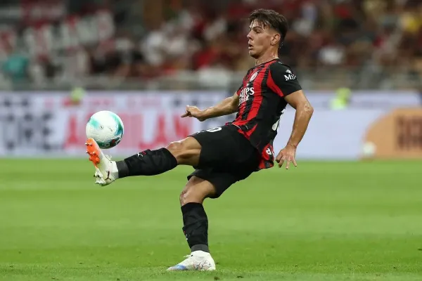 Jashari Kembali ke Milan Setelah Sembuh dari Cedera Parah (1)