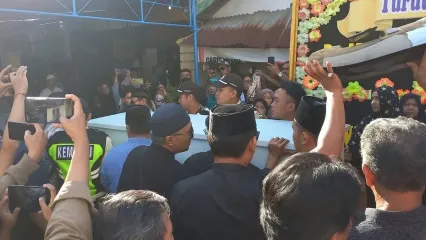 Jenazah diplomat ADP saat tiba di rumah duka di Banguntapan, Bantul, Yogyakarta, Rabu (9/7/2025)