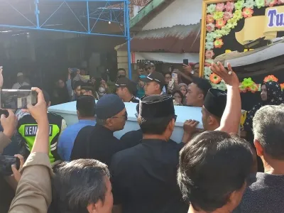 Jenazah diplomat ADP saat tiba di rumah duka di Banguntapan, Bantul, Yogyakarta, Rabu (9/7/2025)