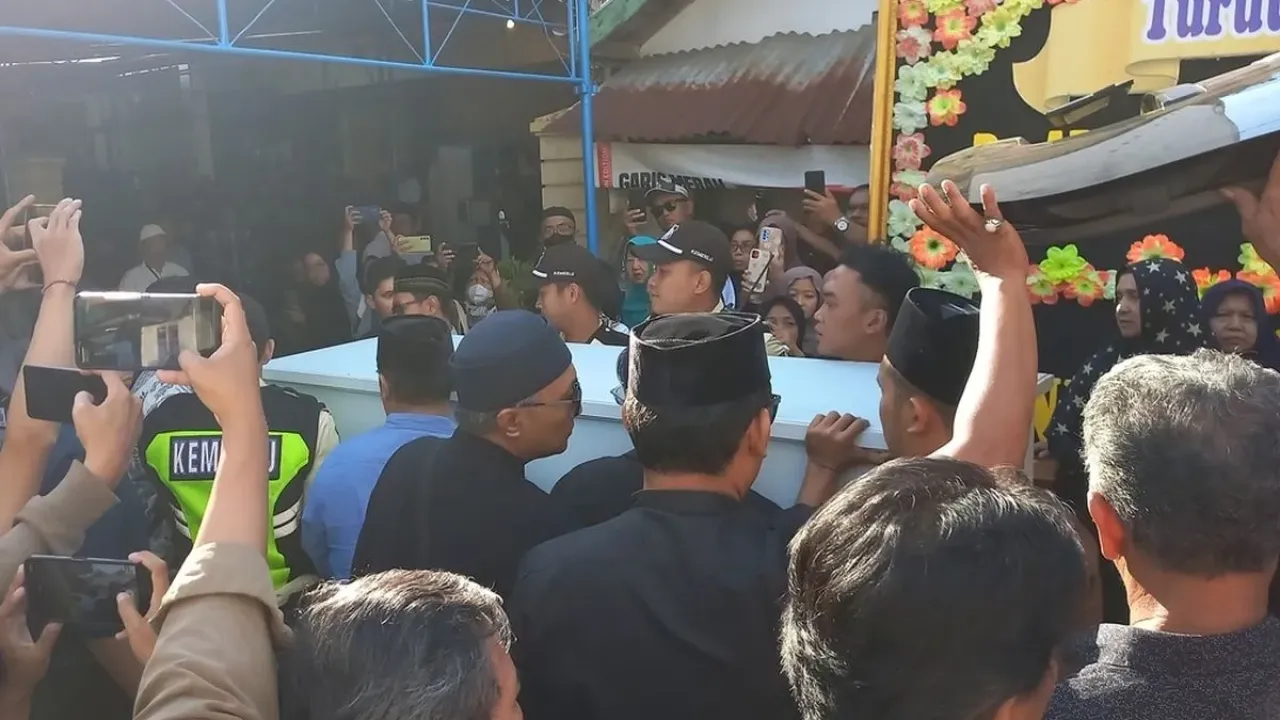 Jenazah diplomat ADP saat tiba di rumah duka di Banguntapan, Bantul, Yogyakarta, Rabu (9/7/2025)