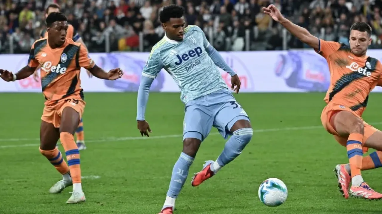 Juan Cabal (C) scoring the Juventus equaliser against Atalanta (Isabella BONOTTO)
