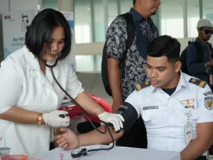KAI menggelar donasi darah, pengobatan gratis, hingga pelayanan kesehatan Rail Clinic untuk merayakan HUT ke-80 bertema Semakin Melayani.