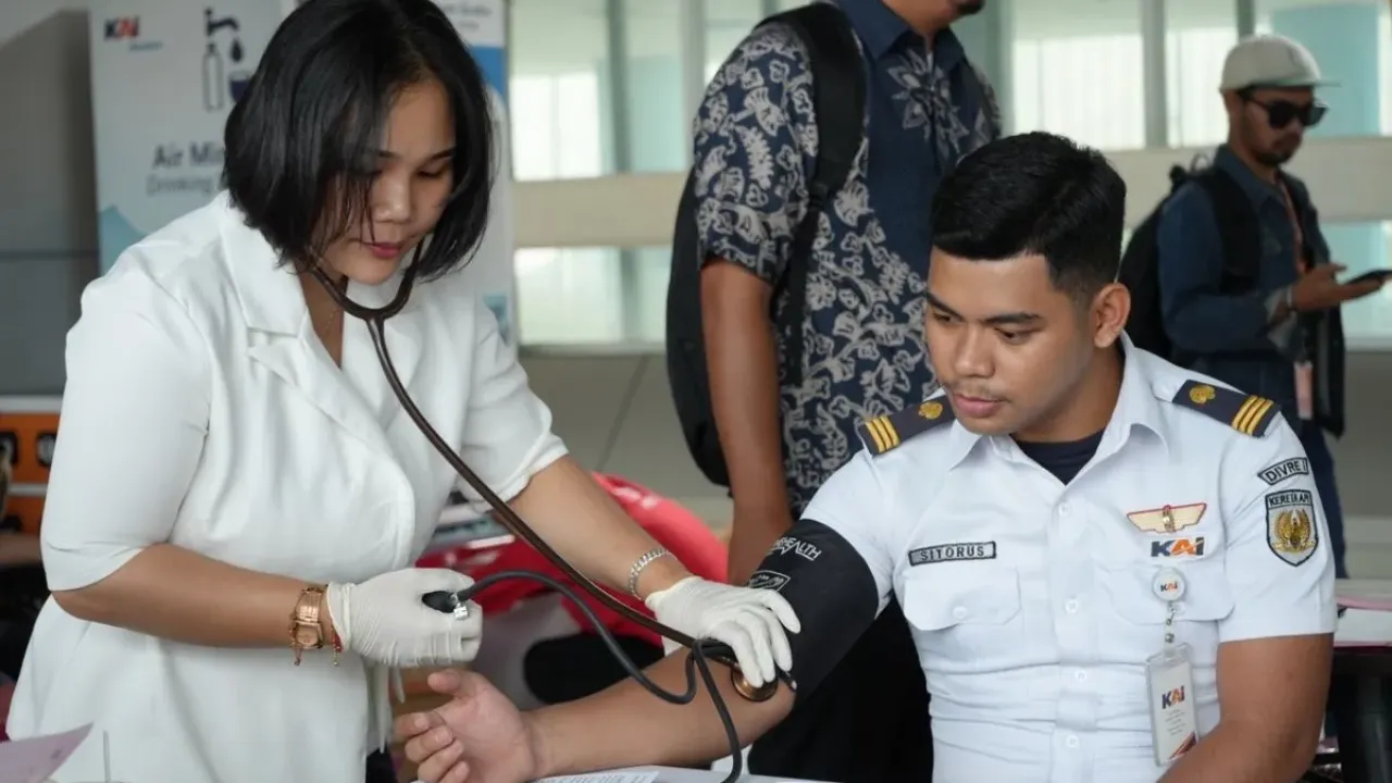 KAI menggelar donasi darah, pengobatan gratis, hingga pelayanan kesehatan Rail Clinic untuk merayakan HUT ke-80 bertema Semakin Melayani.