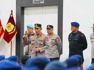 Kapolri Jenderal Listyo Sigit Prabowo melakukan kunjungan ke Markas Komando (Mako) Satuan Brimob Polda Metro Jaya, Kwitang, Jakarta, Senin (1/9/2025). 