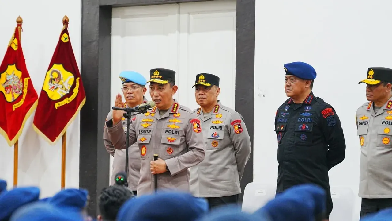 Kapolri Jenderal Listyo Sigit Prabowo melakukan kunjungan ke Markas Komando (Mako) Satuan Brimob Polda Metro Jaya, Kwitang, Jakarta, Senin (1/9/2025). 