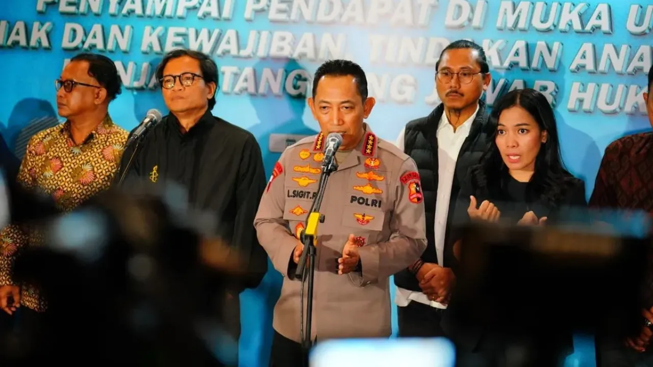 Kapolri Jenderal Listyo Sigit Prabowo usai diskusi bersama koalisi masyarakat sipil di Gedung PTIK, Jakarta Selatan, Senin (29/9/2025).