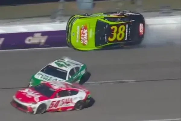 Kecelakaan Hebat di NASCAR, Logano dan Cindric Korban Utama (2)