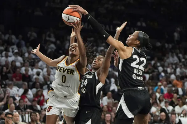 Kelsey Mitchell drives on Jewell Loyd and A’ja Wilson.