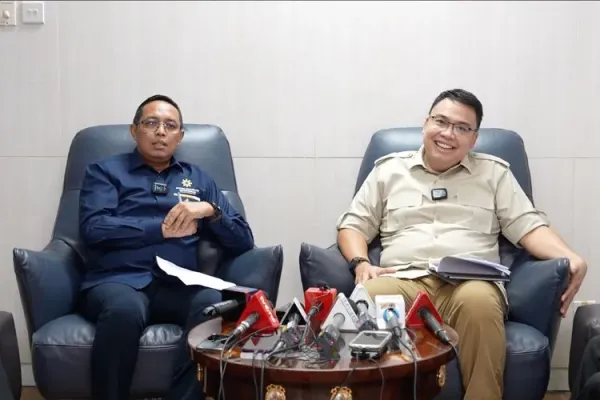 Kepala PCO Hasan Nasbi (kiri) pada sesi Ngopi Sore Membahas DFK bersama media di Kantor PCO, Jakarta Pusat, Selasa (26/8/2025).