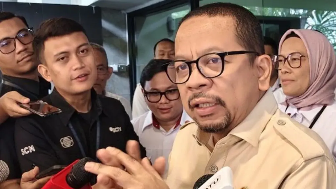 Kepala Staf Kepresidenan Muhammad Qodari memberikan keterangan pers di Gedung Bina Graha, Kompleks Istana Kepresidenan, Jakarta,Kamis (18/9/2025). 