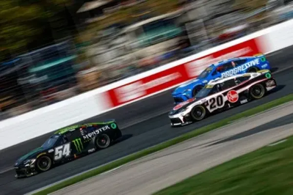 Ketegangan Antara Denny Hamlin dan Ty Gibbs Semakin Memanas (2)