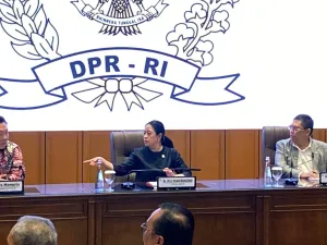 Ketua DPR RI Puan Maharani (tengah) saat menerima perwakilan massa aksi buruh di Ruang Abdul Muis, Gedung Nusantara DPR RI, Senin (22/9/2025).