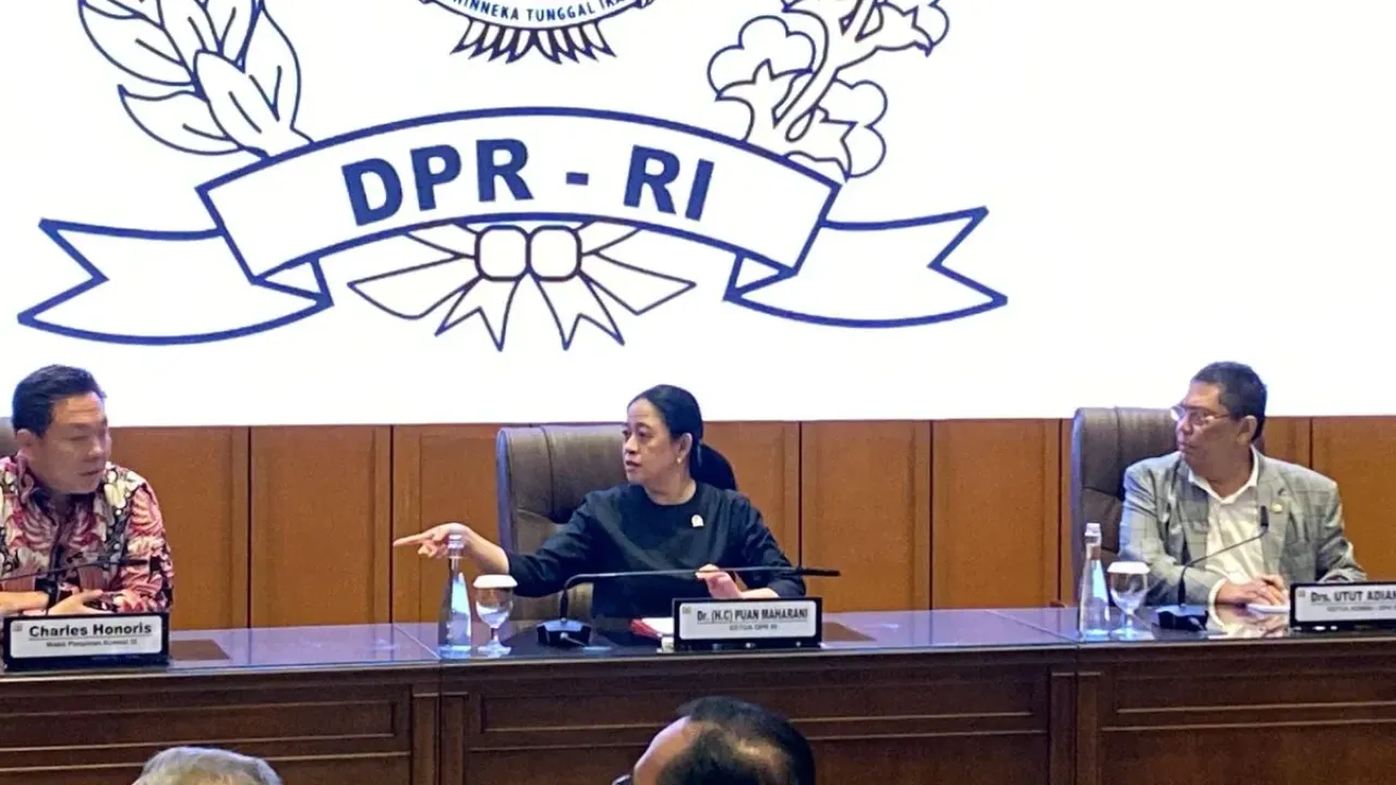 Ketua DPR RI Puan Maharani (tengah) saat menerima perwakilan massa aksi buruh di Ruang Abdul Muis, Gedung Nusantara DPR RI, Senin (22/9/2025).
