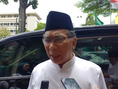 Ketua Umum Pengurus Besar Nahdlatul Ulama (PBNU) Yahya Cholil Staquf alias Gus Yahya saat ditemui awak media di kantornya, Jakarta Pusat, Rabu (19/2/2025).