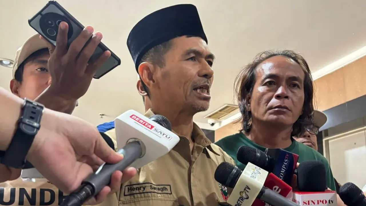 Ketua Umum Serikat Petani Indonesia (SPI) Henry Saragih di Kantor Kemensetneg, Jakarta, Rabu (24/9/2025)