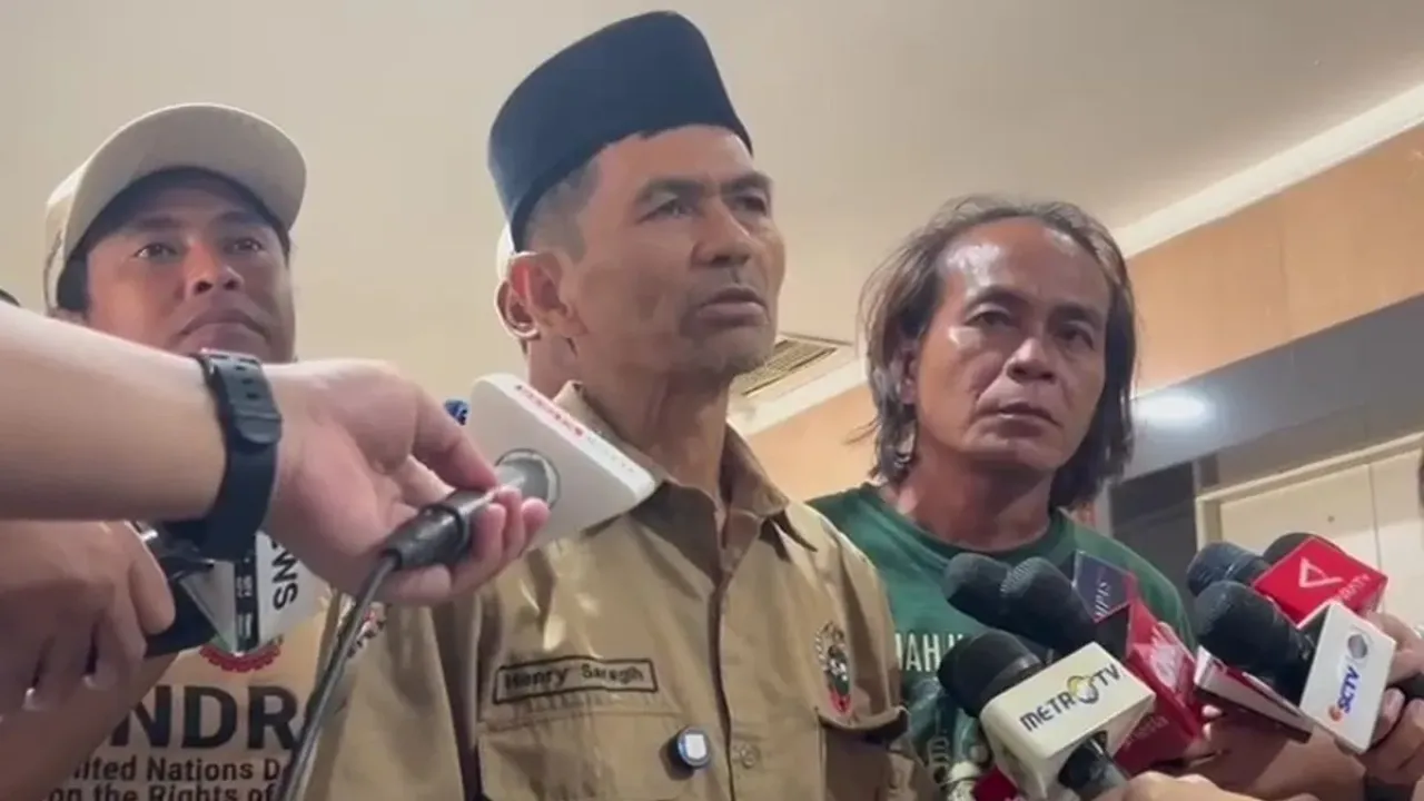 Ketua Umum Serikat Petani Indonesia (SPI) Henry Saragih usai audiensi di Kantor Kemensetneg, Jakarta, Rabu (24/9/2025)