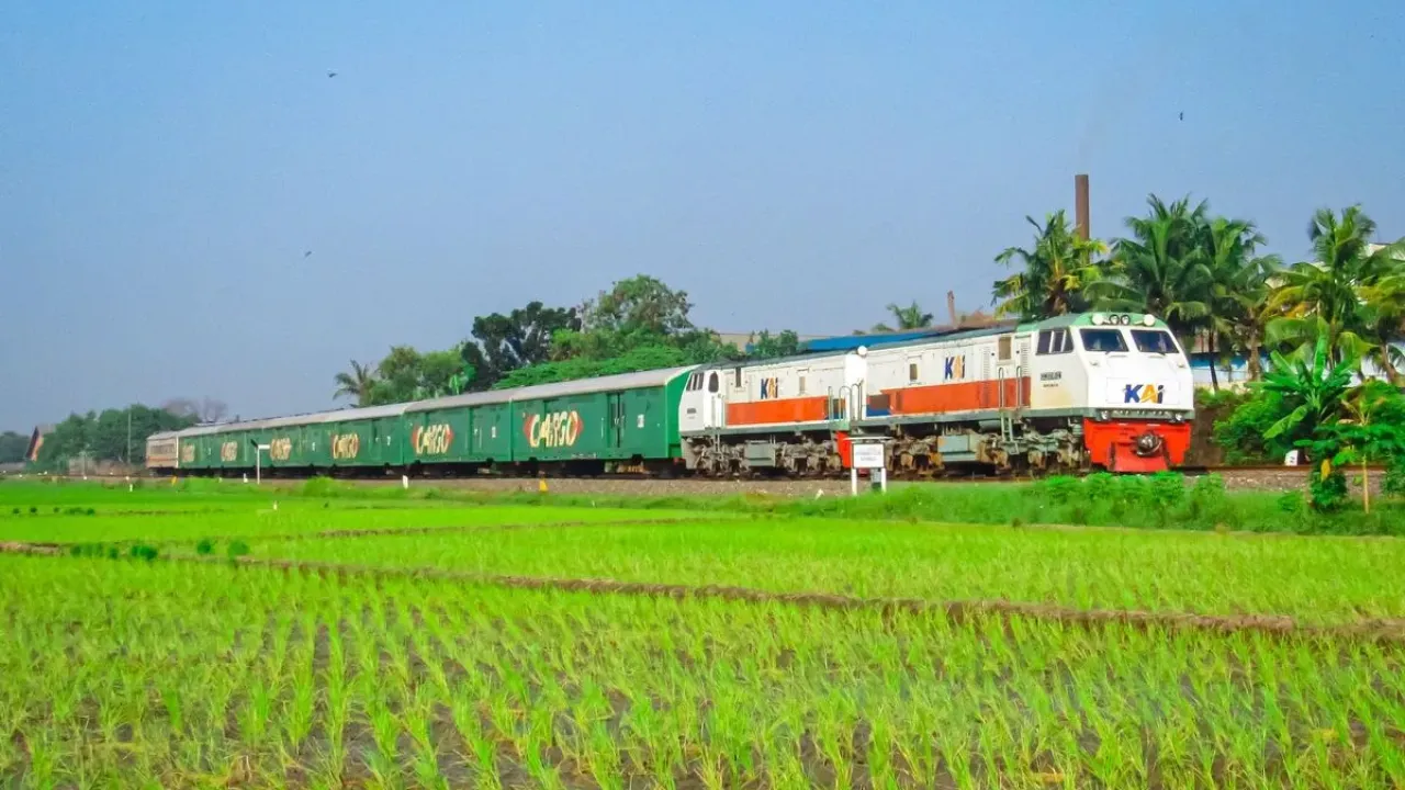 Kilas balik transformasi perjalanan KAI dari masa sulit hingga menjadi transportasi utama pilihan masyarakat Indonesia.
