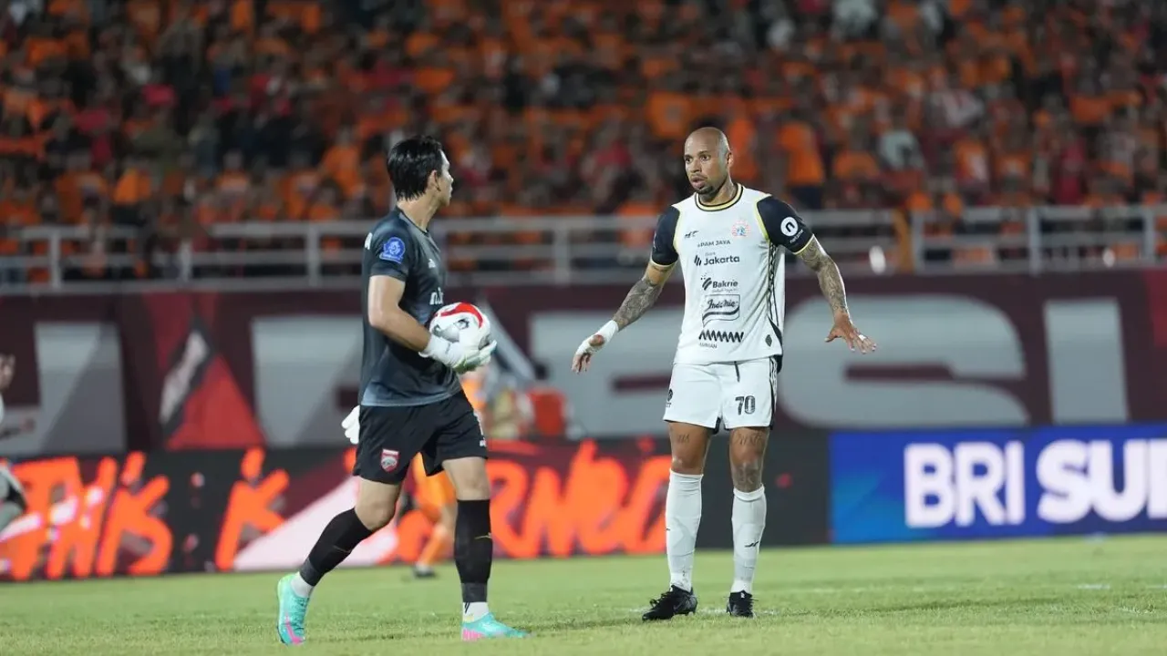 Kiper Nadeo Argawinata dan Gustavo Almeida dalam duel Borneo FC vs Persija Jakarta