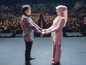 Komika Ate dan Alyssa jalani sesi foto prewedding di Panggung Stand Up Fest 2025