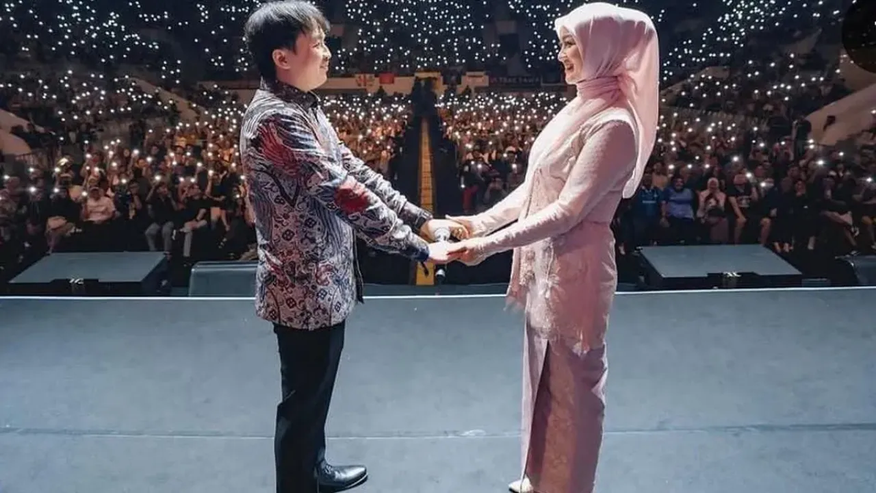 Komika Ate dan Alyssa jalani sesi foto prewedding di Panggung Stand Up Fest 2025