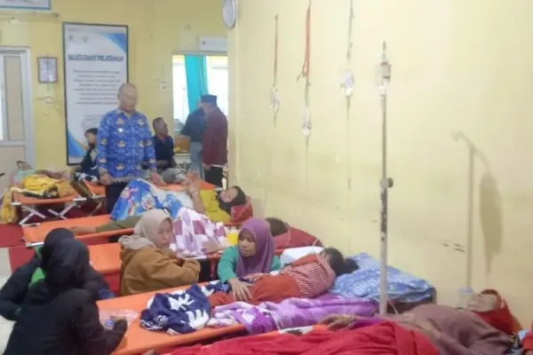 Kondisi para siswa yang diduga keracunan usai menyantai menu MBG di Garut. 