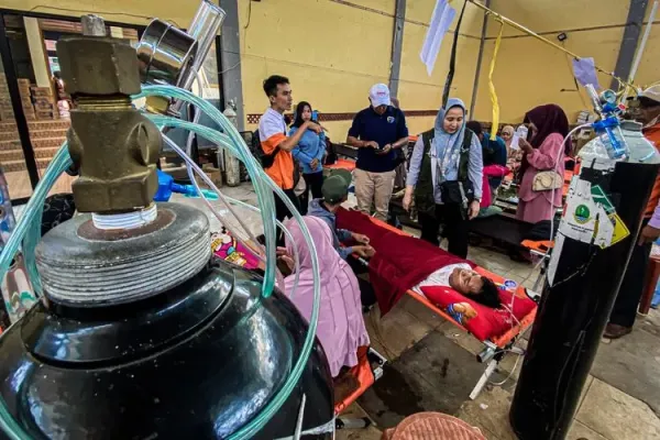 Korban keracunan massal MBG terbaring di ranjang darurat di GOR Kantor Kecamatan Cipongkor, Kabupaten Bandung Barat (KBB), Jawa Barat, Kamis (25/9/2025).