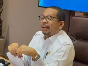 KSP Qodari memamerkan jam tangan Seiko miliknya saat jumpa pers di Istana, Jakarta, Senin (22/9/2025). 