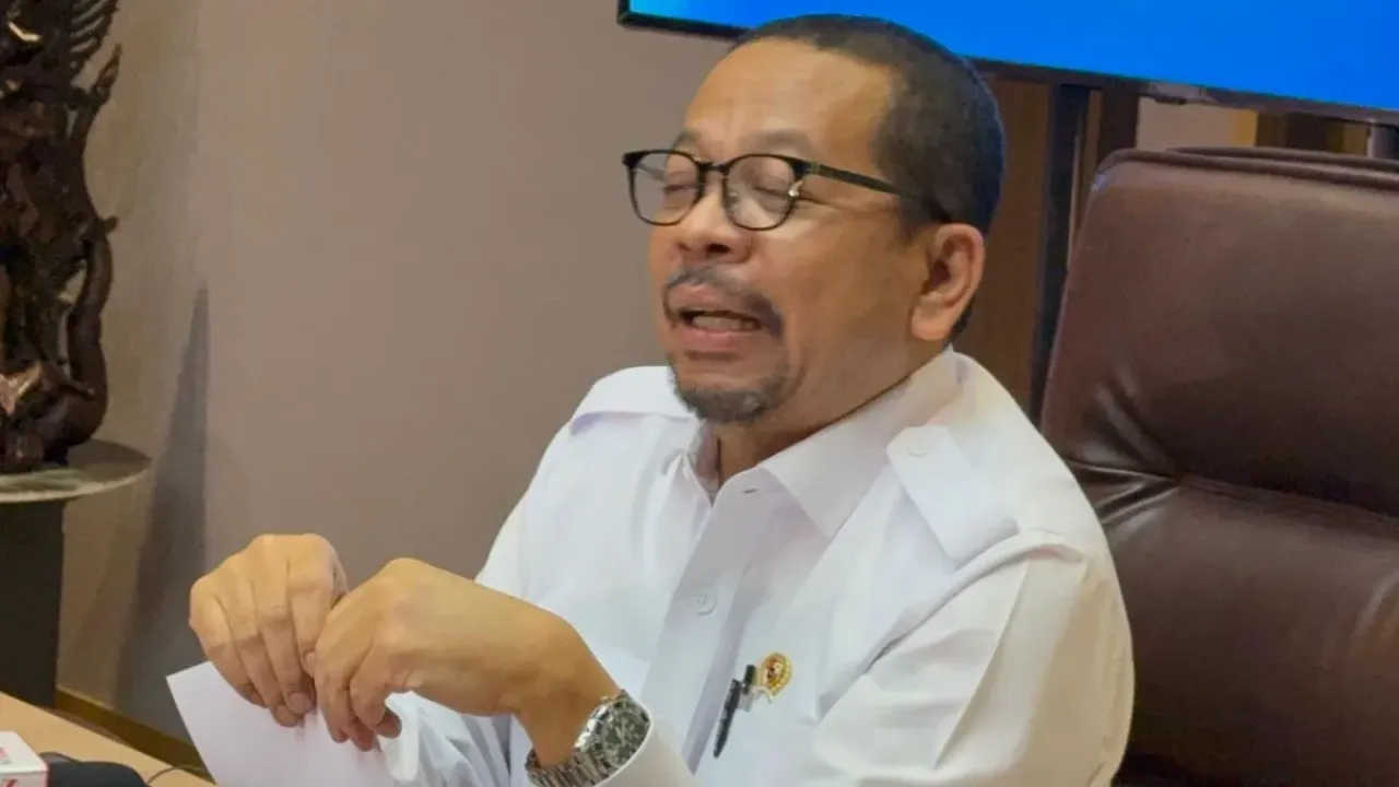 KSP Qodari memamerkan jam tangan Seiko miliknya saat jumpa pers di Istana, Jakarta, Senin (22/9/2025).
