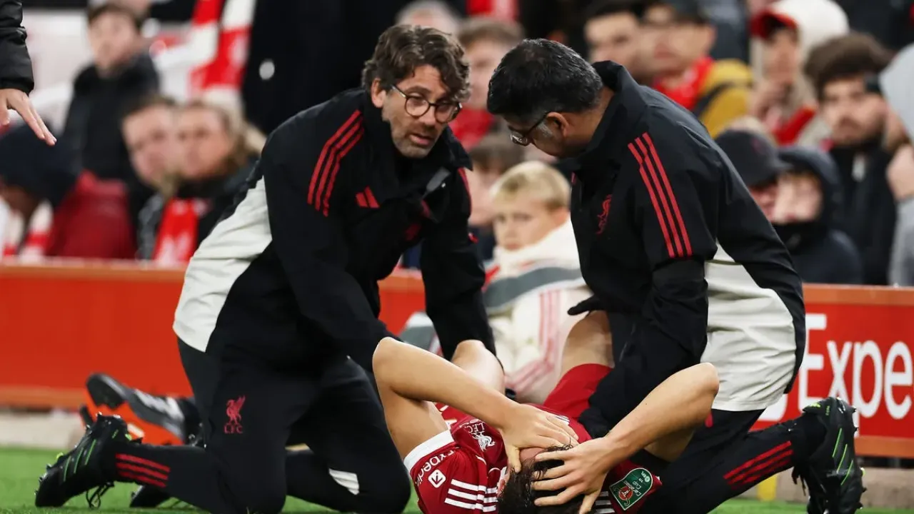 Leoni Cedera Serius, Liverpool Siap Hadapi Kekurangan Bek Tengah