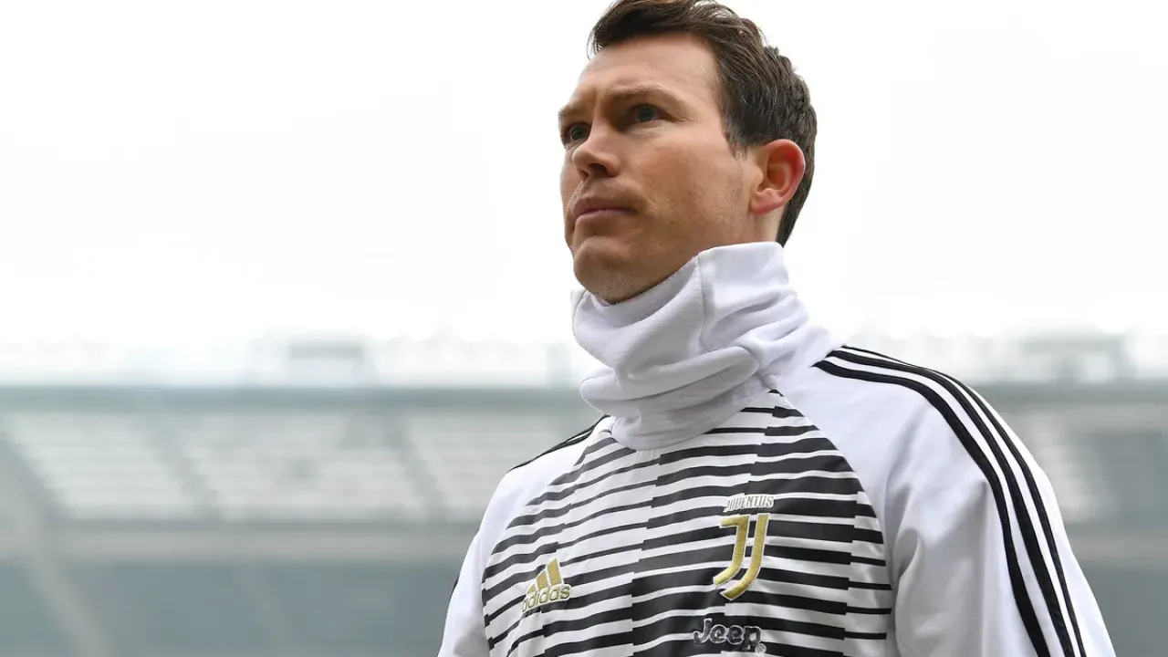 Lichtsteiner explains differences between Conte and Allegri: &#x002018;They study football&#x002019;