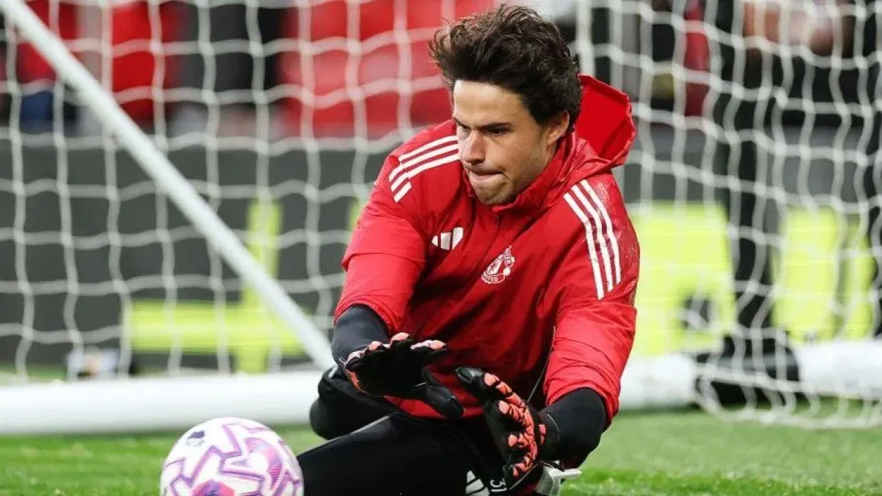 Manchester United goalkeeper Senne Lammens