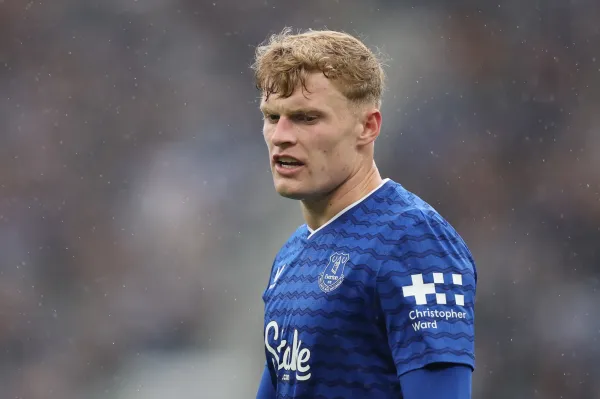 Manchester United Pertimbangkan Kembali Minat pada Jarrad Branthwaite (1)