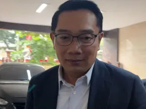 Mantan Gubernur Jawa Barat Ridwan Kamil (RK) tiba di gedung Bareskrim Polri pada Kamis (28/8/2025)