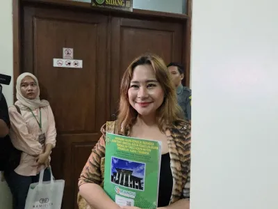 Mantan penyanyi cilik Chikita Meidy sebelum memasuki ruang sidang di Pengadilan Agama Tigaraksa, Selasa (16/9/2025)