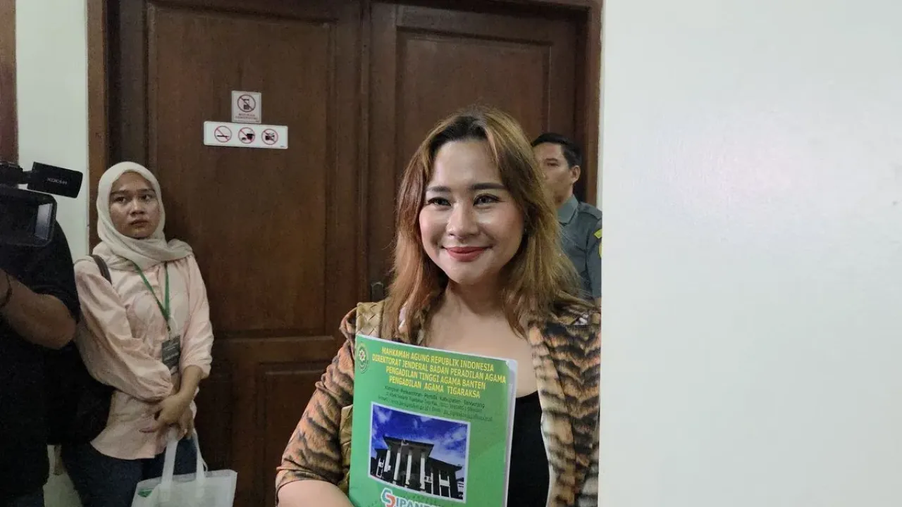 Mantan penyanyi cilik Chikita Meidy sebelum memasuki ruang sidang di Pengadilan Agama Tigaraksa, Selasa (16/9/2025)