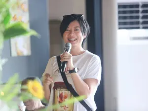 Mantan penyanyi cilik Leony Vitria Hartanti mengkritik pengelolaan anggaran Pemerintah Kota (Pemkot) Tangerang Selatan (Tangsel) pada 2024.