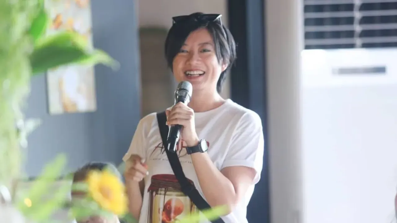 Mantan penyanyi cilik Leony Vitria Hartanti mengkritik pengelolaan anggaran Pemerintah Kota (Pemkot) Tangerang Selatan (Tangsel) pada 2024.