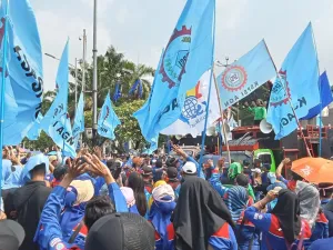 Massa aksi buruh KSPSI dan KSPI yang menggelar demonstrasi di depan Gedung DPR RI, Senayan, Jakarta Pusat, Senin (22/9/2025)