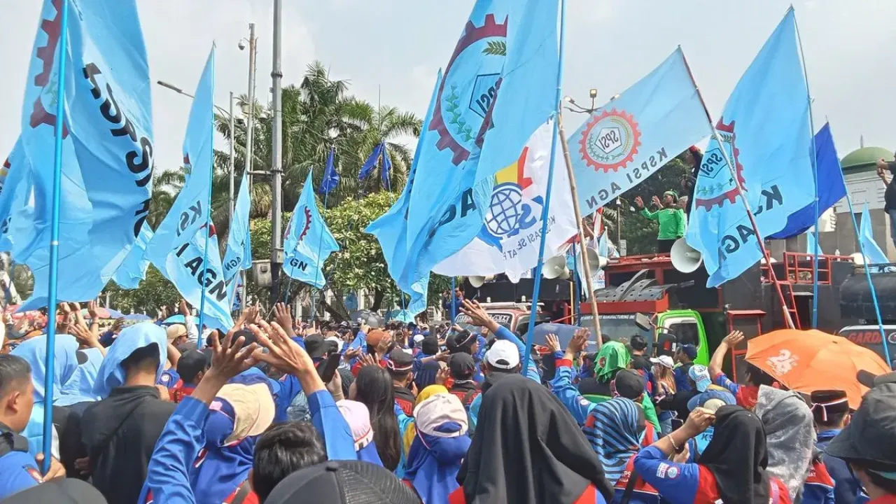 Massa aksi buruh KSPSI dan KSPI yang menggelar demonstrasi di depan Gedung DPR RI, Senayan, Jakarta Pusat, Senin (22/9/2025)