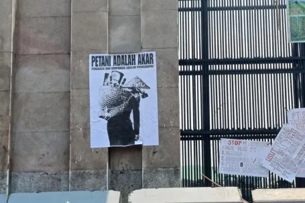 Massa aksi memperingati Hari Tani Nasional (HTN) ke-65 di Gedung DPR/MPR RI memprotes tindakan sewenang-wenang para penguasa di daerah.