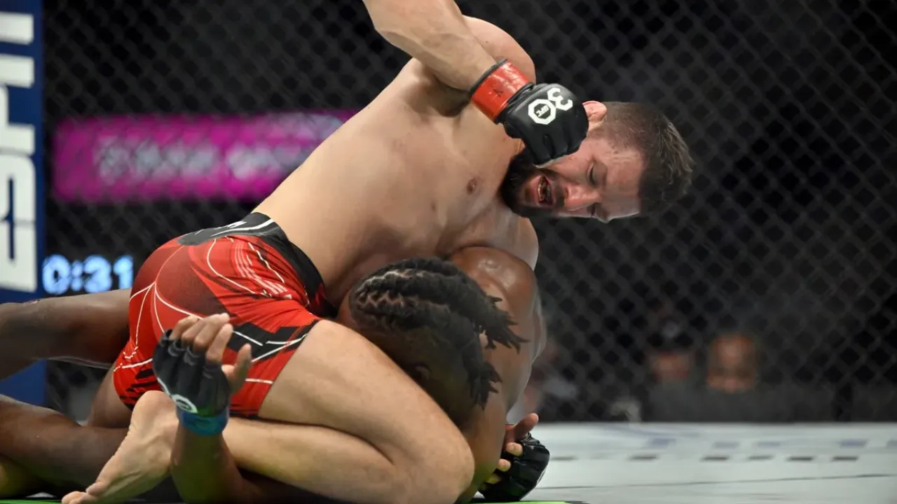 Mateusz Gamrot during a 2023 win over Jalin Turner (Copyright 2023 The Associated Press. All rights reserved.)