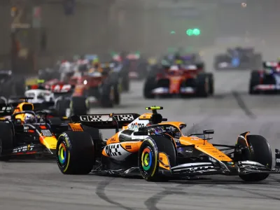 McLaren&#39;s Lando Norris leads Red Bull&#39;s Max Verstappen and the rest of the field at the start of the 2024 Singapore Grand Prix