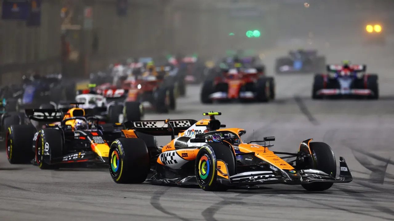 McLaren&#39;s Lando Norris leads Red Bull&#39;s Max Verstappen and the rest of the field at the start of the 2024 Singapore Grand Prix