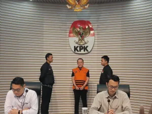 Menas Erwin Djohansyah (MED) (berompi oranye) tersangka kasus suap di lingkungan Mahkamah Agung (MA), dihadirkan dalam konferensi pers KPK, Kamis (25/9/2025).