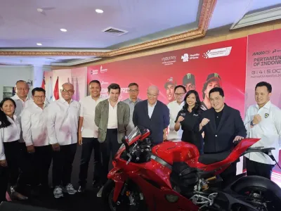 Menpora RI Erick Thohir bersama perwakilan InJourney, IMI, dan Dorna di konferensi pers MotoGP Indonesia