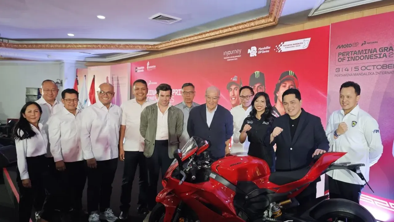Menpora RI Erick Thohir bersama perwakilan InJourney, IMI, dan Dorna di konferensi pers MotoGP Indonesia