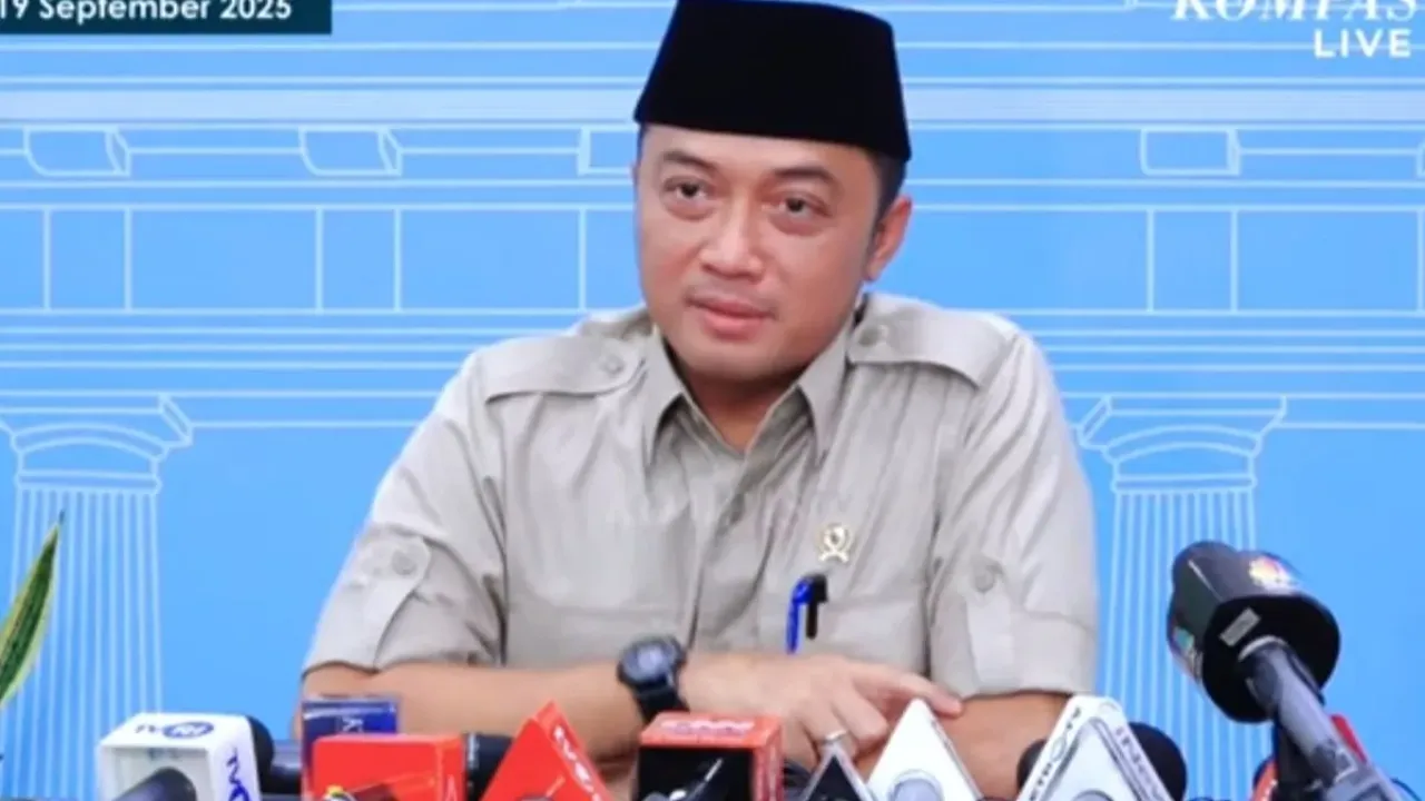 Mensesneg Prasetyo Hadi saat memberikan keterangan di Istana Kepresidenan, Jakarta, Jumat (19/9/2025).