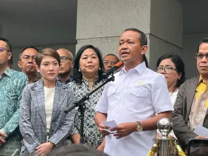Menteri ESDM Bahlil Lahadalia dalam jumpa pers di Jakarta, Jumat (19/9/2025). 