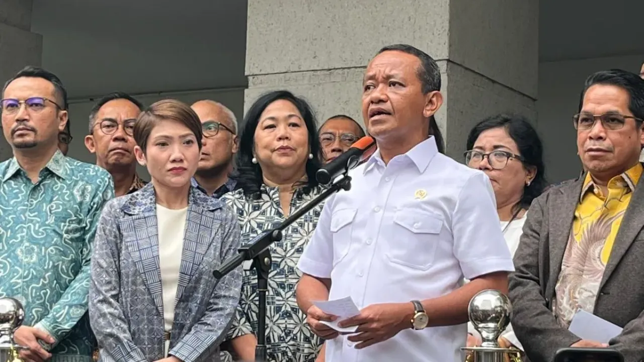 Menteri ESDM Bahlil Lahadalia dalam jumpa pers di Jakarta, Jumat (19/9/2025). 