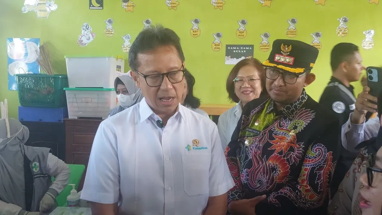 Menteri Kesehatan, Budi Gunadi Sadikin saat tiba di Sumenep, Jawa Timur. 
